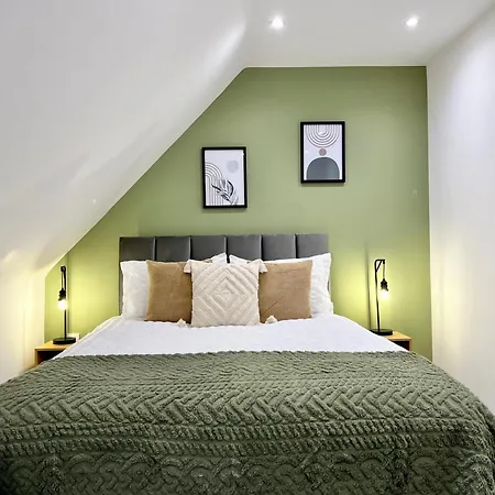 Month-Long Availability, Beautiful Flat 2Min Walk To Station, With Parking Apartment Borehamwood Exterior photo