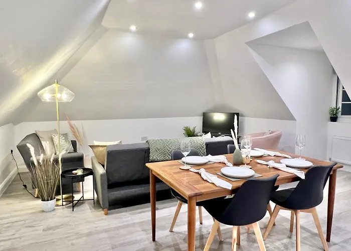 Month-Long Availability, Beautiful Flat 2Min Walk To Station, With Parking