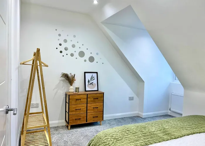 Month-Long Availability, Beautiful Flat 2Min Walk To Station, With Parking