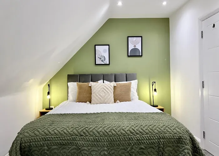 Month-Long Availability, Beautiful Flat 2Min Walk To Station, With Parking