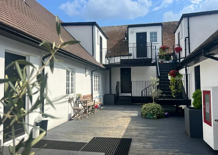 Month-Long Availability, Beautiful Flat 2Min Walk To Station, With Parking