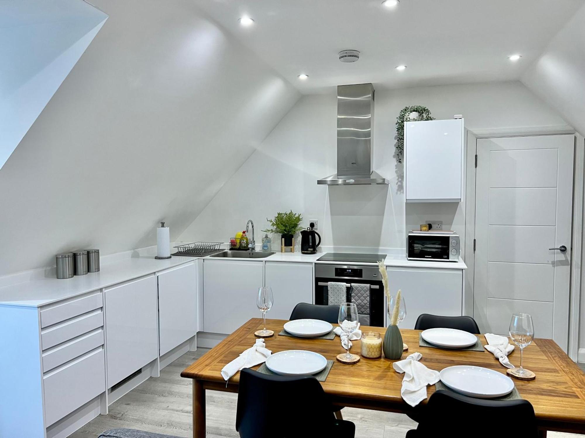 Month-long Availability, Beautiful Flat 2min Walk To Station, With Parking Apartment Borehamwood