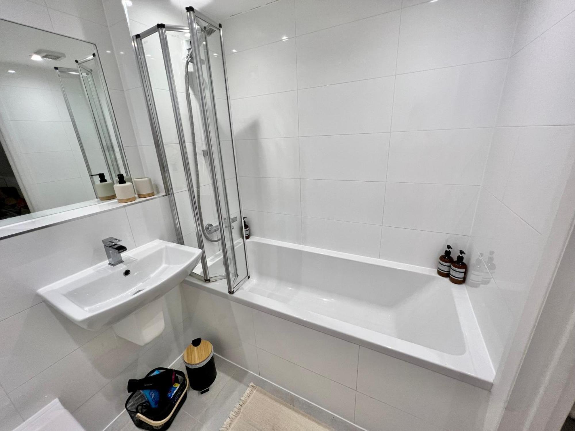 Apartment Month-long Availability, Beautiful Flat 2min Walk To Station, With Parking