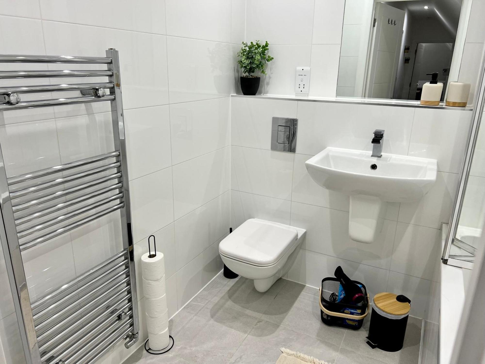 Month-long Availability, Beautiful Flat 2min Walk To Station, With Parking Borehamwood