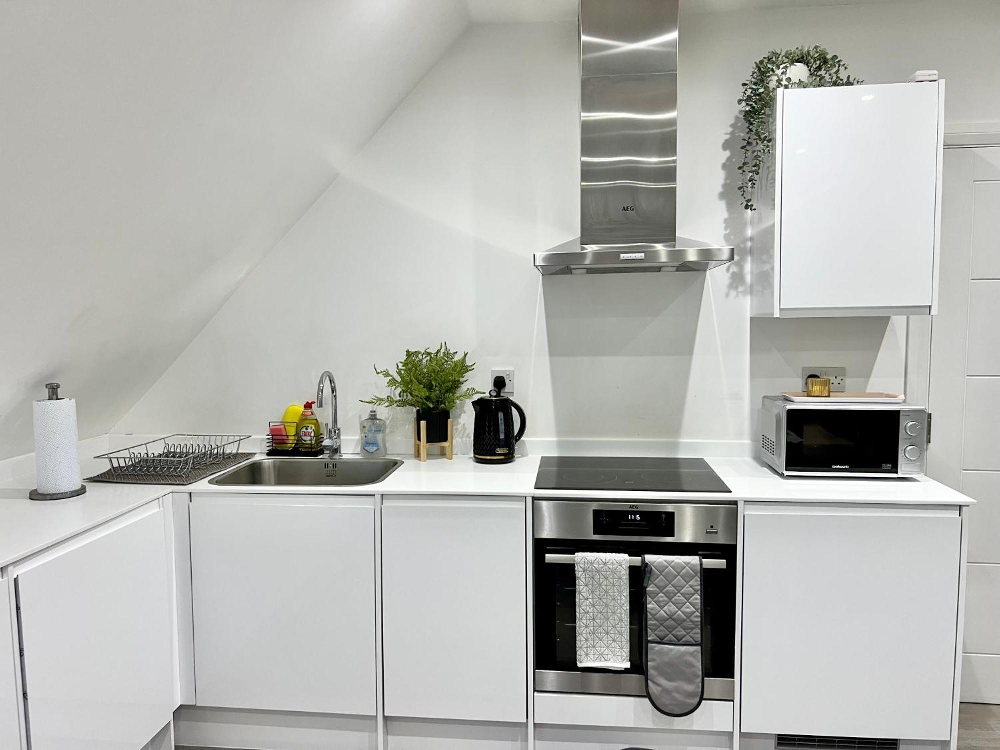 Month-long Availability, Beautiful Flat 2min Walk To Station, With Parking Apartment Borehamwood