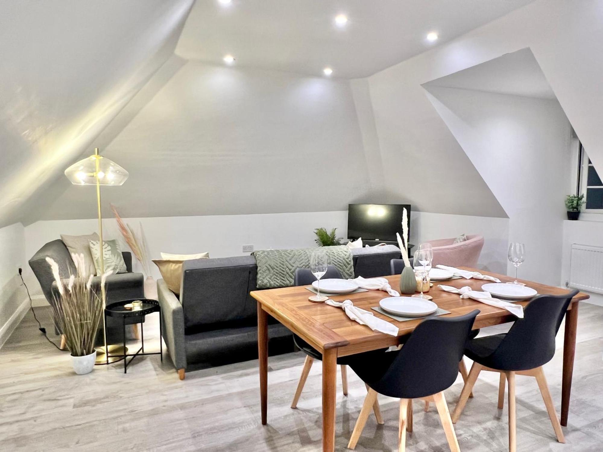 Month-long Availability, Beautiful Flat 2min Walk To Station, With Parking Apartment Borehamwood