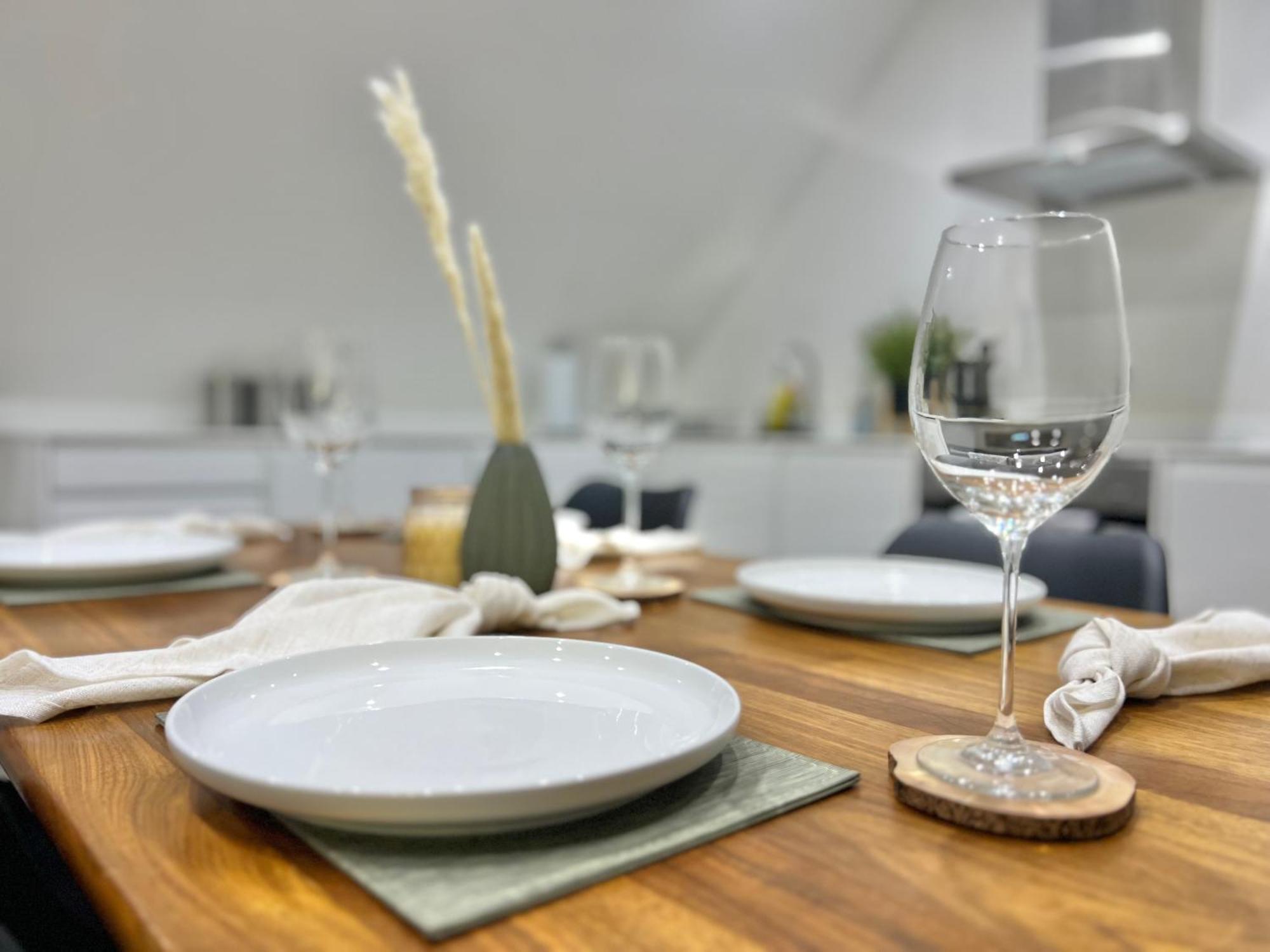 Month-long Availability, Beautiful Flat 2min Walk To Station, With Parking *