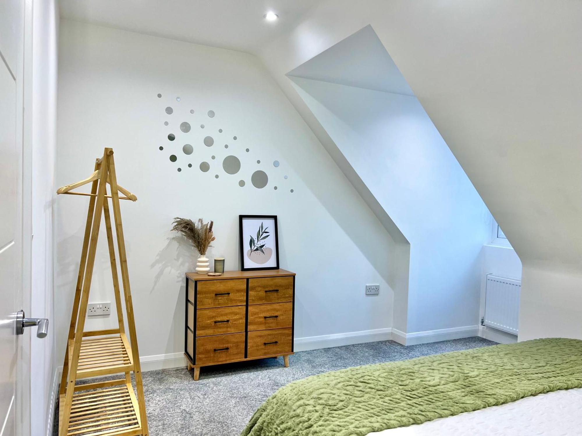 Apartment Month-long Availability, Beautiful Flat 2min Walk To Station, With Parking