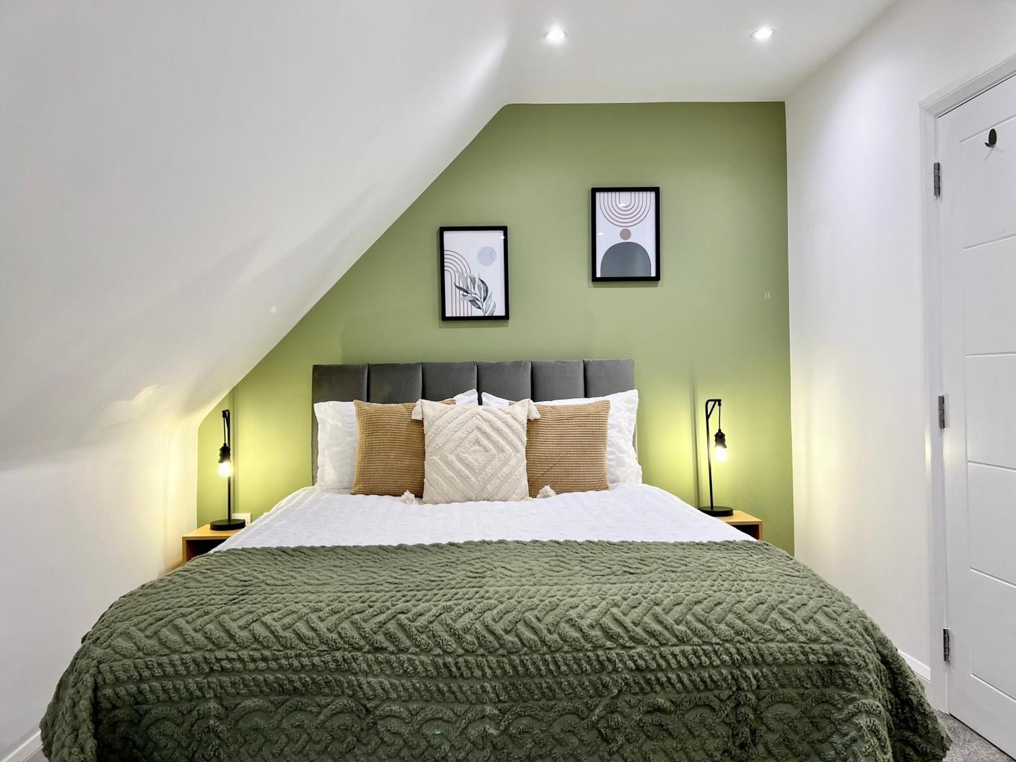 Apartment Month-long Availability, Beautiful Flat 2min Walk To Station, With Parking *