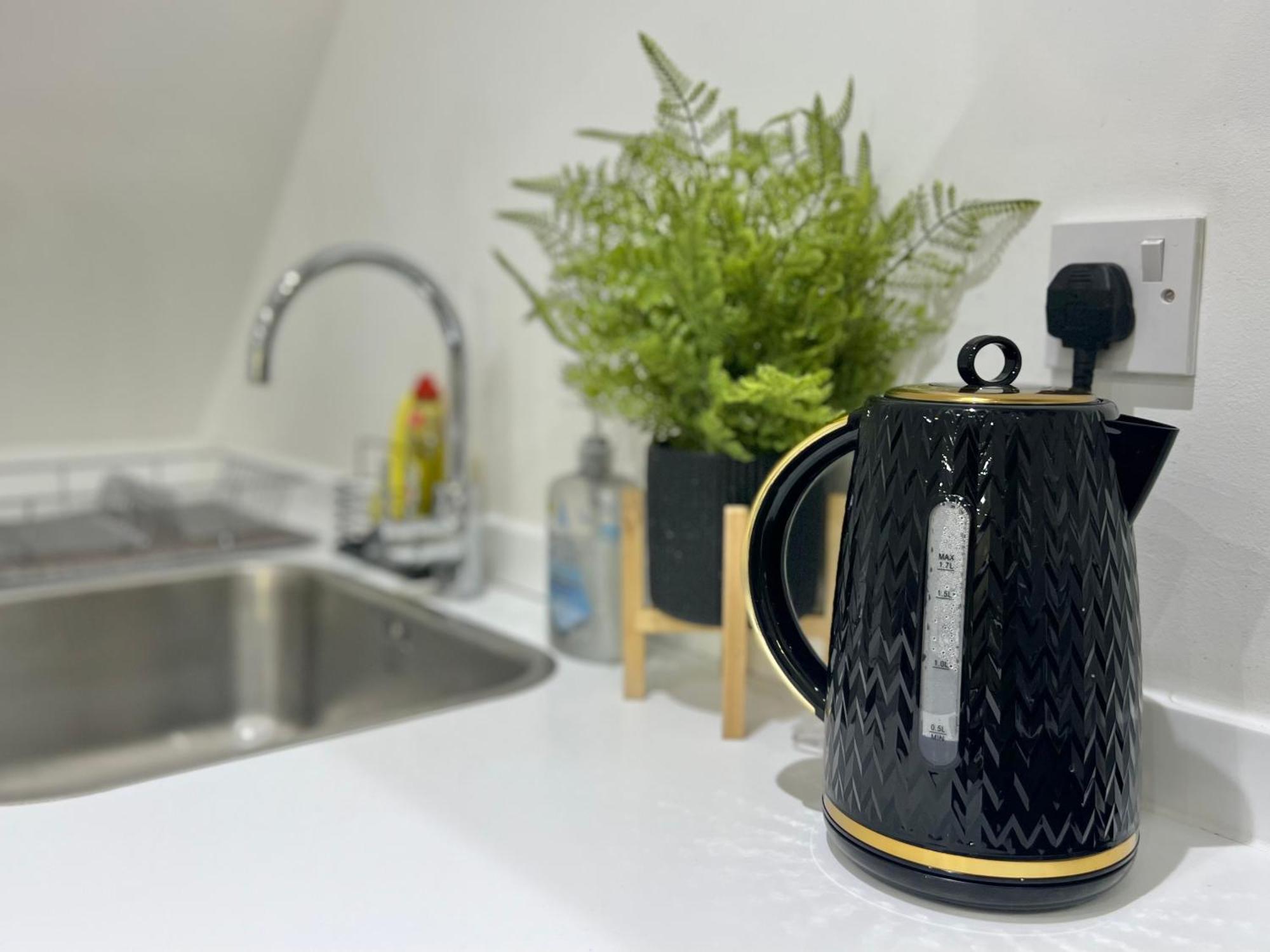 Month-long Availability, Beautiful Flat 2min Walk To Station, With Parking *