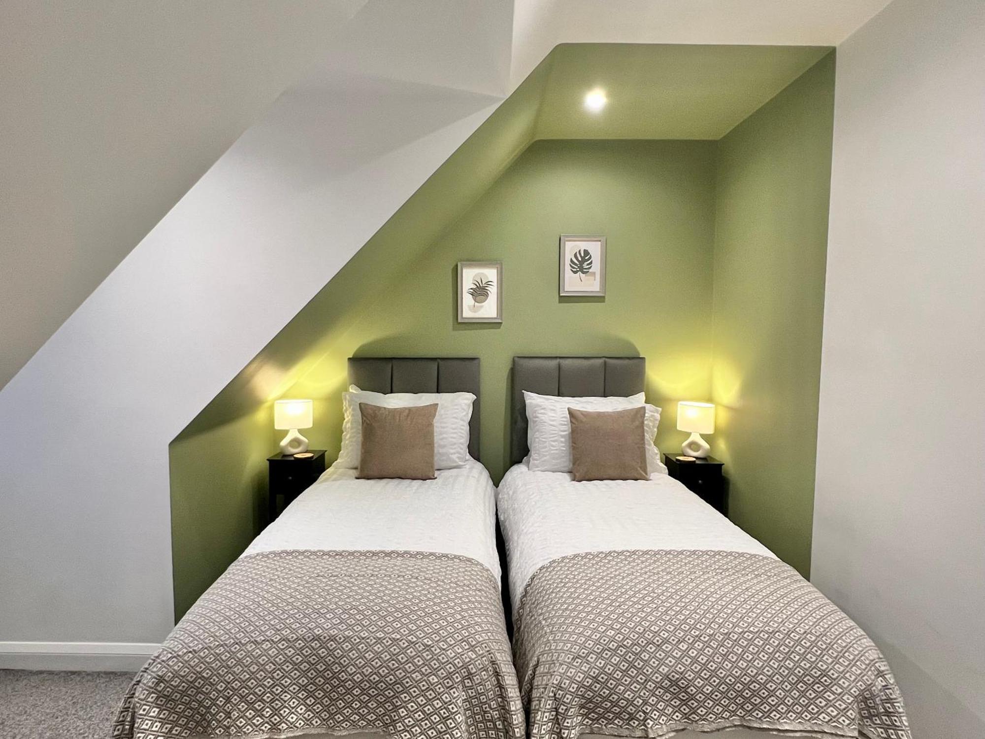 Month-long Availability, Beautiful Flat 2min Walk To Station, With Parking *