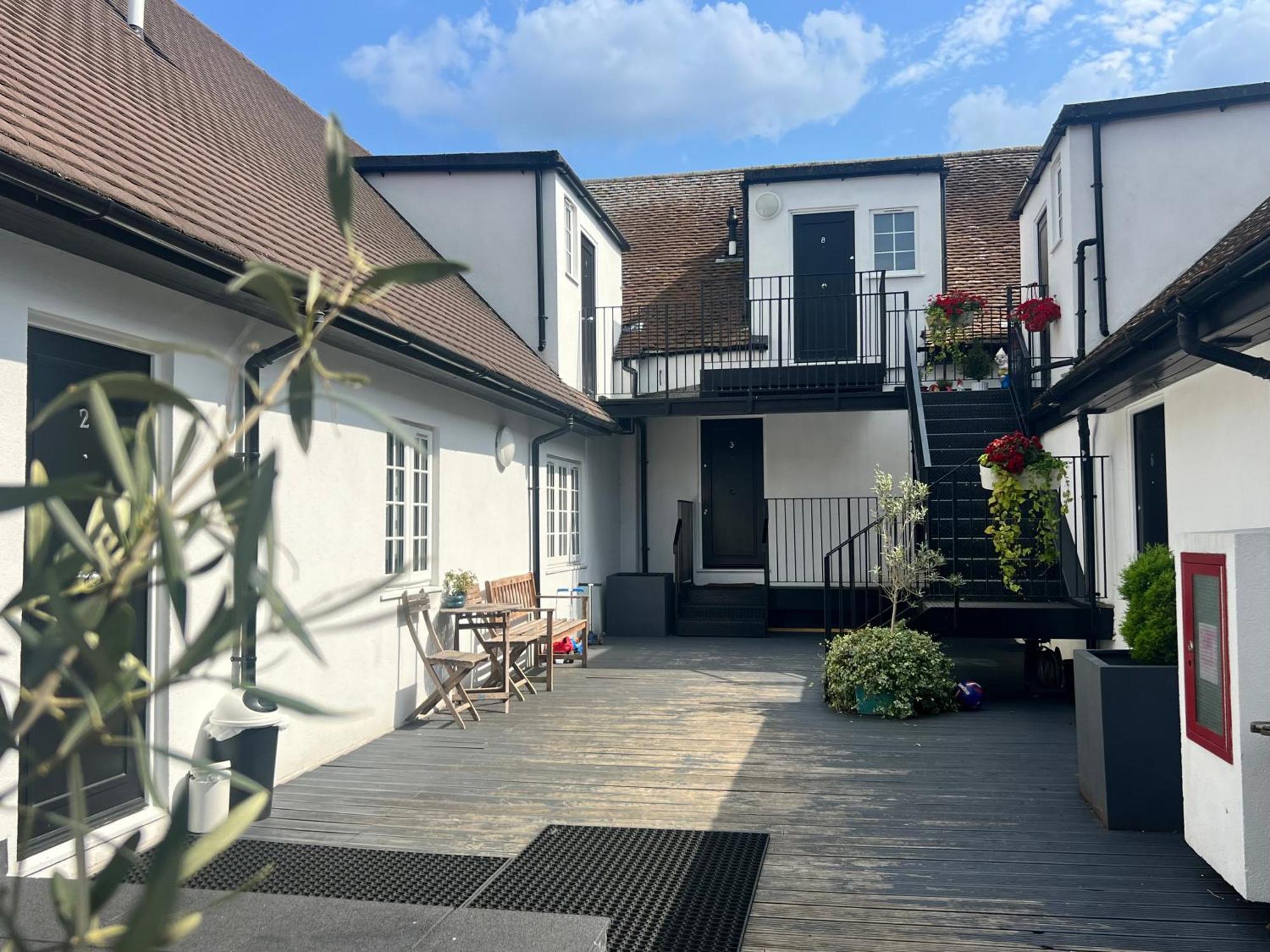 Month-long Availability, Beautiful Flat 2min Walk To Station, With Parking Apartment Borehamwood